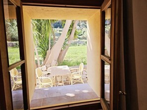 Estudio Deluxe, patio, vistas al jardín | Interior