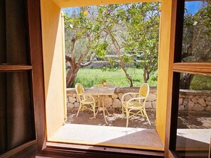 Deluxe-Studio, Terrasse, Gartenblick | Speisen im Freien