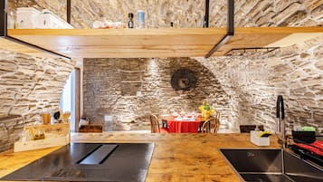 Kühlschrank, Mikrowelle, Herdplatte, Wasserkocher mit Kaffee-/Teezubehör
