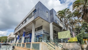 A modern building with multiple commercial spaces, including a visible restaurant named 'Italinea.' - Complete Apartments in Asa Norte - BSB BVT (Brasília)