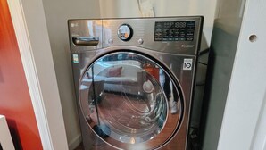 Un lave-linge LG à chargement frontal doté d’un moteur à entraînement direct, d’un écran numérique et d’un autocollant indiquant une garantie de 10 ans.