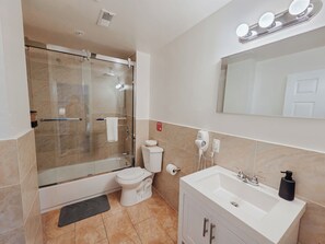 Bathroom - Regent / King Beds / Elevator / 2 Ensuite / W/D (Philadelphia)