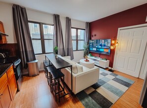 Living area - Regent / King Beds / Elevator / 2 Ensuite / W/D (Philadelphia)