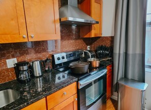 Fridge, microwave, oven, stovetop - Regent / King Beds / Elevator / 2 Ensuite / W/D (Philadelphia)
