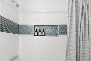 Dusche, Haartrockner, Handtücher, Seife