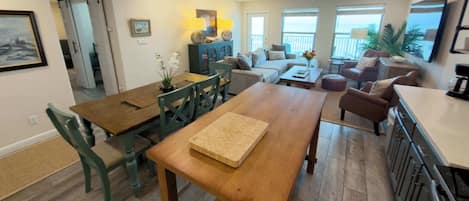 Apartment, Mehrere Betten, Küche, Meerblick (Penthouse Inverness) | Wohnbereich