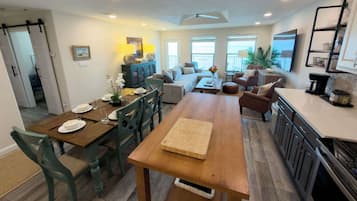 Condo, varias camas, cocina, vista al océano (Penthouse Inverness) | Interior