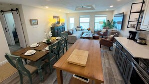 Condo, varias camas, cocina, vista al océano (Penthouse Inverness) | Interior