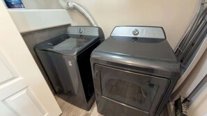 Condo, varias camas, cocina, vista al océano (Penthouse Inverness) | Lavandería