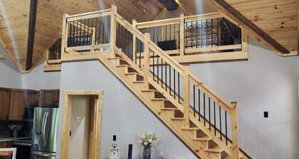 Hint of Heaven – Spacious Woodland Retreat Near Red River Gorge