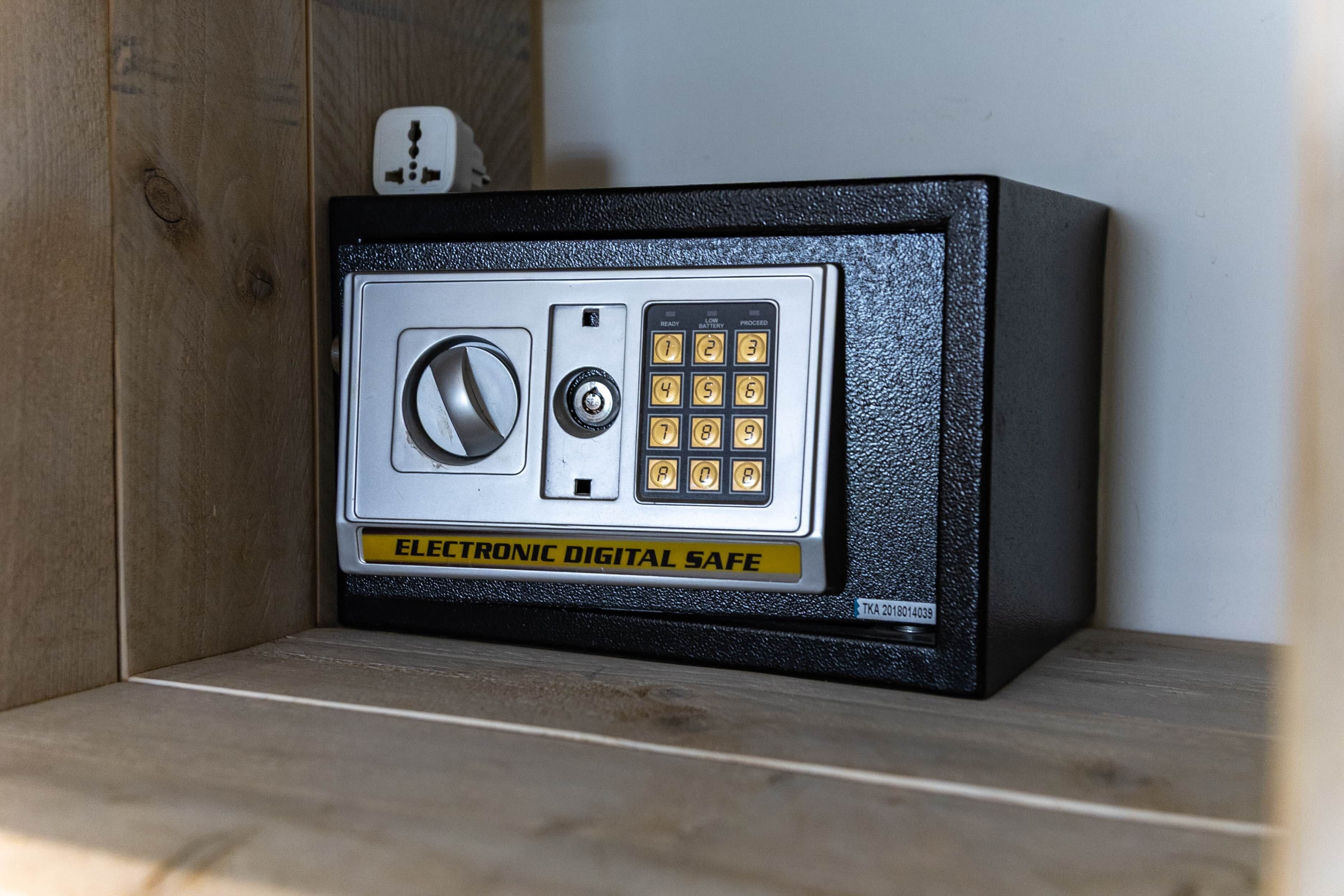 Ett kassaskåp med knappsats och vridlås, märkt med texten ”ELEKTRONISKT DIGITALT KASSASKÅP”.