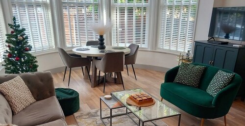 Modern Flat | Walk to Beach & Town | Free Parking