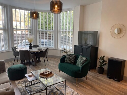Modern Flat | Walk to Beach & Town | Free Parking