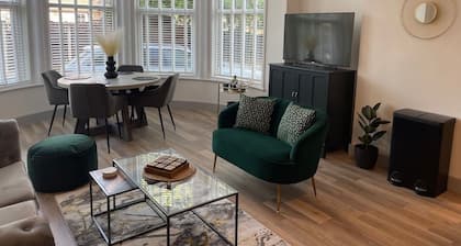 Modern Flat | Walk to Beach & Town | Free Parking