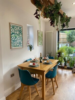 Dining - Beautiful Family house near beach+parking for 3 (Dorset)