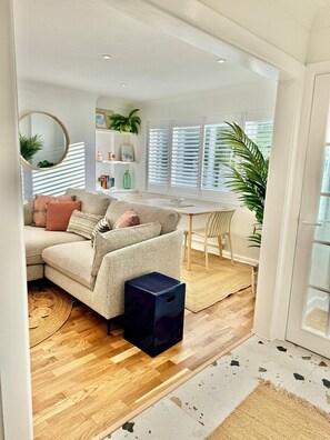 TV - Harbourside garden flat +parking (Bournemouth, Christchurch and Poole)