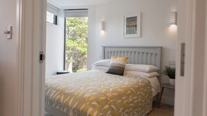 Iron/ironing board, Internet, bed sheets - Bournemouth apartment walking distance to beach (Dorset)