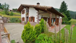 Ein traditionelles Chalet mit Steinfassade, Holzbalken und einem geneigten Dach.