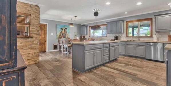 Oven, stovetop, dishwasher - Rustic Retreat,a place to relax & decompress! Walking distance to Old Scottsdale (Scottsdale)