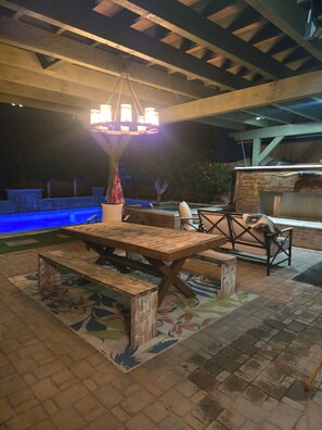 Outdoor dining - Rustic Retreat,a place to relax & decompress! Walking distance to Old Scottsdale (Scottsdale)