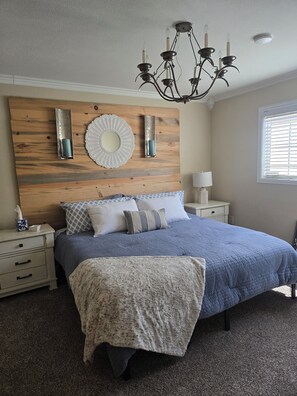 3 bedrooms, iron/ironing board, WiFi, bed sheets - Rustic Retreat,a place to relax & decompress! Walking distance to Old Scottsdale (Scottsdale)