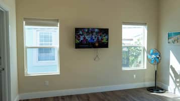 Townhome, Multiple Beds, Pool Access, Pool View (Pike Street Beachwalk) | Interior