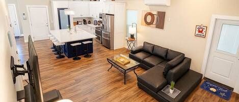 Casa de ciudad, varias camas, acceso a la alberca, vista a la alberca (Pike Street Beachwalk) | Área de sala de estar