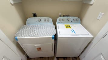 Casa de ciudad, varias camas, acceso a la alberca, vista a la alberca (Pike Street Beachwalk) | Lavandería