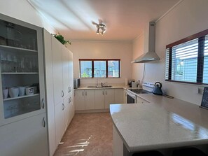 Microwave, oven, stovetop - Hosts on the Coast Classic at Cooks (Cooks Beach)
