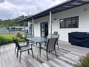 Outdoor dining - Hosts on the Coast Classic at Cooks (Cooks Beach)