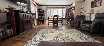 Cozy 2-BR ANF cottage w/fireplace in peaceful setting, pet friendly in Kane