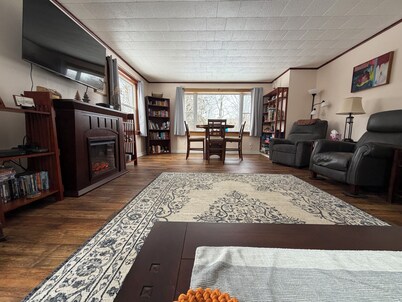 Cozy 2-BR ANF cottage w/fireplace in peaceful setting, pet friendly in Kane