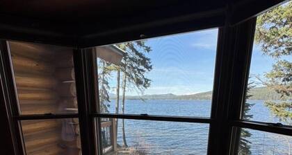 Picturesque cabin on Placid Lake for a relaxing getaway