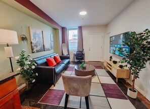 Living area - Vale / King Bed / Elevator / Balcony / Ensuite (Philadelphia)
