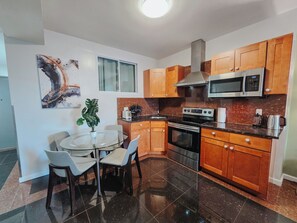 Private kitchen - Vale / King Bed / Elevator / Balcony / Ensuite (Philadelphia)