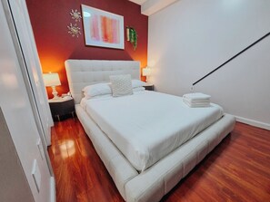 Room - Vale / King Bed / Elevator / Balcony / Ensuite (Philadelphia)