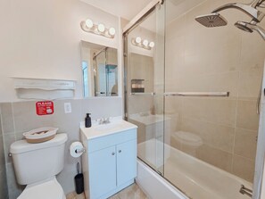 Bathroom - Vale / King Bed / Elevator / Balcony / Ensuite (Philadelphia)