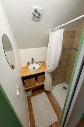 Een haardroger, handdoeken, zeep, toiletpapier