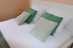 1 bedroom, bed sheets - STUDIO LS Beach, Cliff, Funicular (Le Tréport)