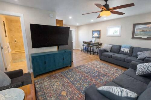 House, Multiple Beds, Kitchen (Port-O-Call Dockhouse) | Living area