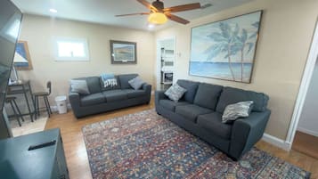 Casa, varias camas, cocina (Port-O-Call Dockhouse) | Zona de estar