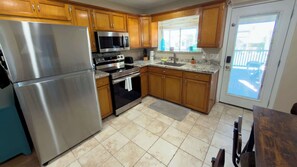 House, Multiple Beds, Kitchen (Port-O-Call Dockhouse) | Private kitchen