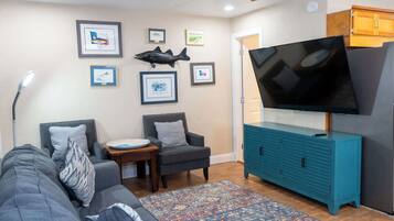 Talo, useita sänkyjä, keittiö (Port-O-Call Dockhouse) | Oleskelualue