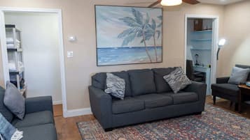 House, Multiple Beds, Kitchen (Port-O-Call Dockhouse) | Living area