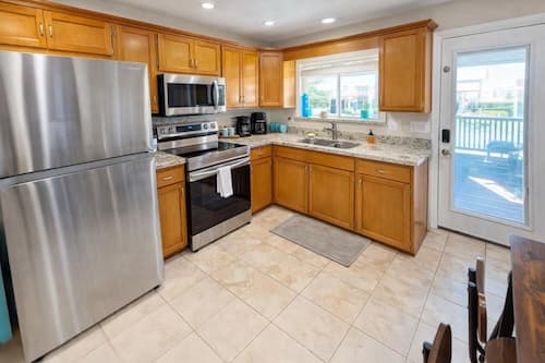 House, Multiple Beds, Kitchen (Port-O-Call Dockhouse) | Private kitchen
