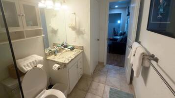 House, Multiple Beds, Kitchen (Port-O-Call Dockhouse) | Bathroom | Towels