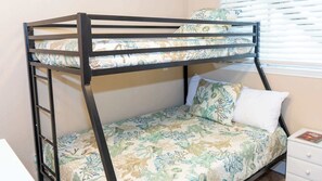 House, Multiple Beds, Kitchen (Port-O-Call Dockhouse)