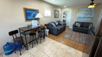 Casa, varias camas, cocina (Port-O-Call Dockhouse) | Zona de estar