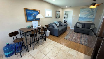 Casa, varias camas, cocina (Port-O-Call Dockhouse) | Zona de estar