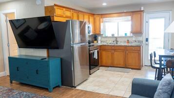 Talo, useita sänkyjä, keittiö (Port-O-Call Dockhouse) | Sisätilat